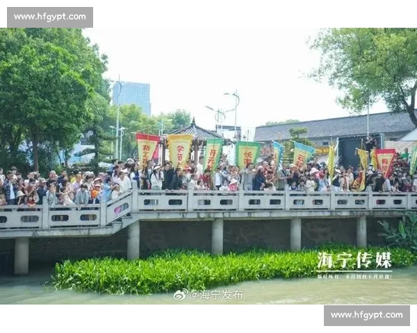 拔河赛场激战正酣全体选手奋力拼搏力争胜利的壮丽场面