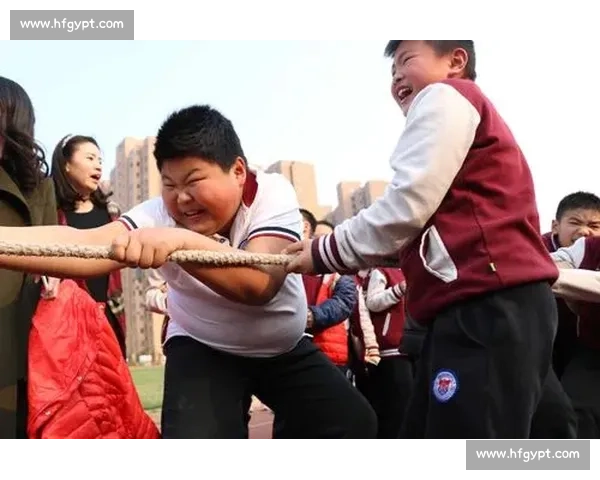 那一次全班拧成一股绳奋力拼搏的小学生拔河比赛难忘瞬间与友谊的记录