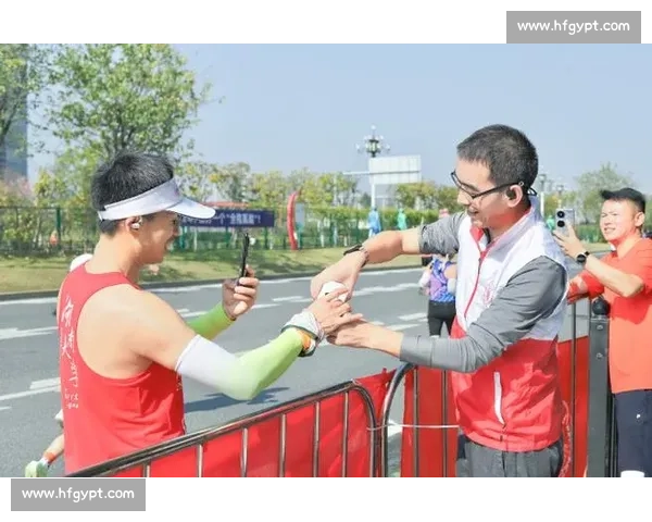 《在马拉松赛道旁见证坚持与奋力拼搏的精神》